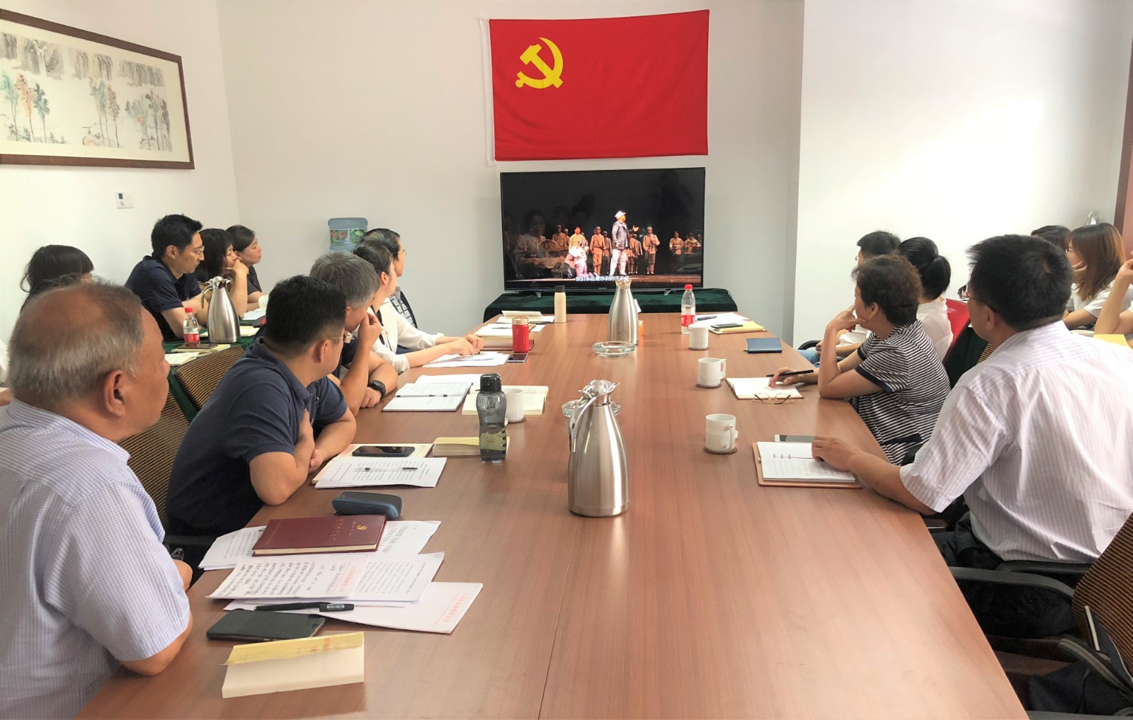 山影制作黨支部緊密結(jié)合實際，用腦用心召開 “不忘初心、牢記使命”主題交流研討會